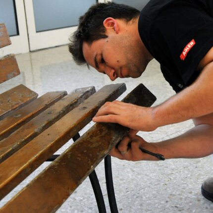 Gartenbank aus Holz und Metall lackieren - ADLER Lacke